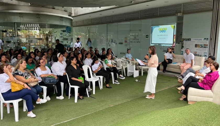 La directora de  BabyGym Silvia Pinedo interviene durante el foro Foro Habla Infancia 2024.