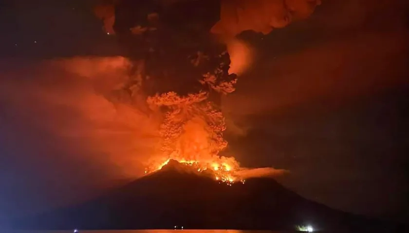 La erupción del miércoles en la noche del volcán Ruang, en las Islas Cébeles