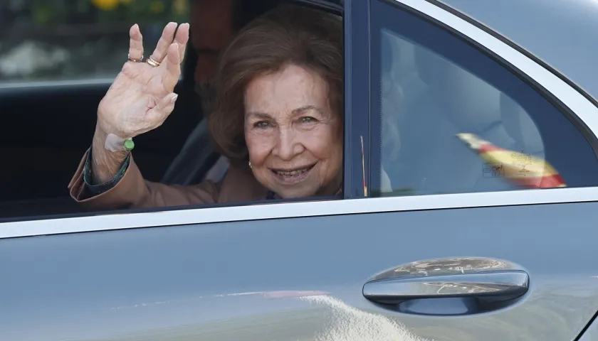 La reina emérita Sofía saluda a la salida de la clínica Ruber Internacional de Madrid