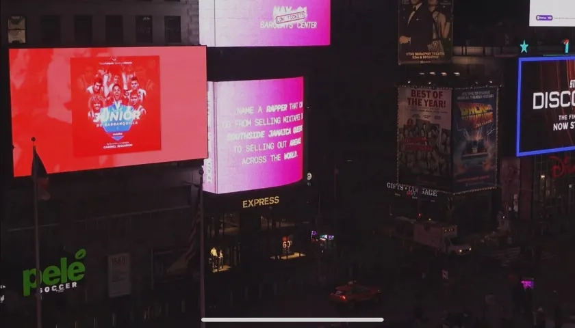 La portada de 'Junior de Barranquilla Inédito', proyectada en una de las pantallas de Times Square. 