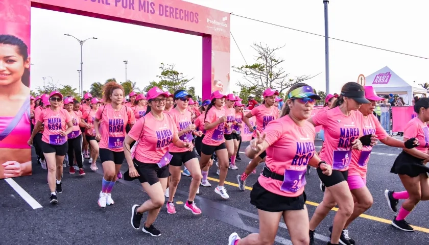 La carrera ‘Marea Rosa’ se realizó en el Gran Malecón del Río.