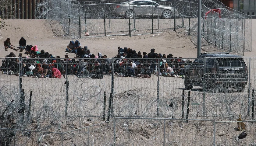 Fotografía que muestra a migrantes en Ciudad Juárez, en la frontera con Estados Unidos.