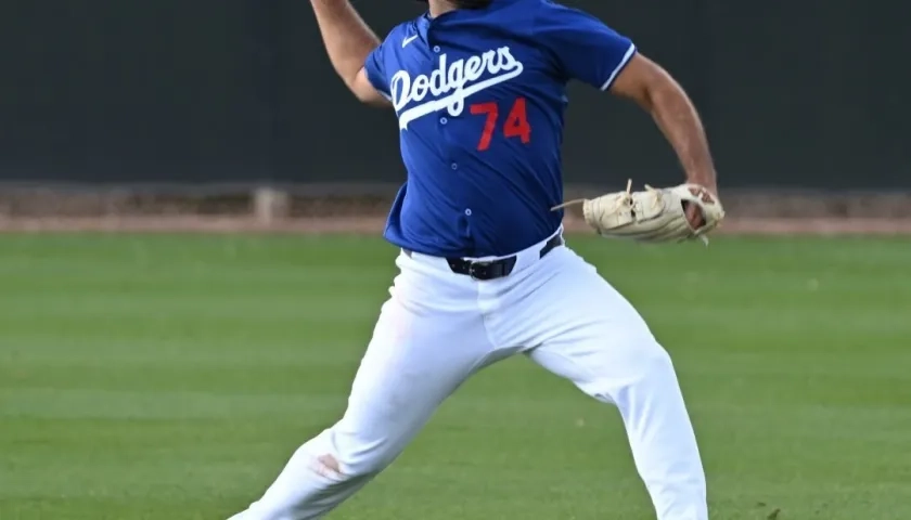 Nabil Crismatt debutó y ganó el domingo con los Dodgers. 