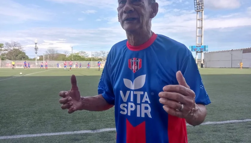 Con 75 años, Raúl Peñaranda todavía se juega sus partidos en Santa Marta. 