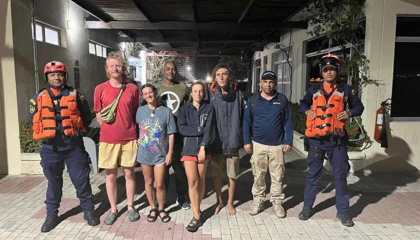 Personal de la Armada con los cinco turistas europeos rescatados cerca de Santa Marta