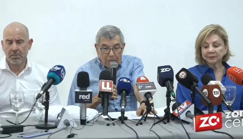 Martín Mestre Vargas, Martín Mestre y Nancy Vargas, hermano y padres de Nancy Mestre, en la rueda de prensa de este viernes