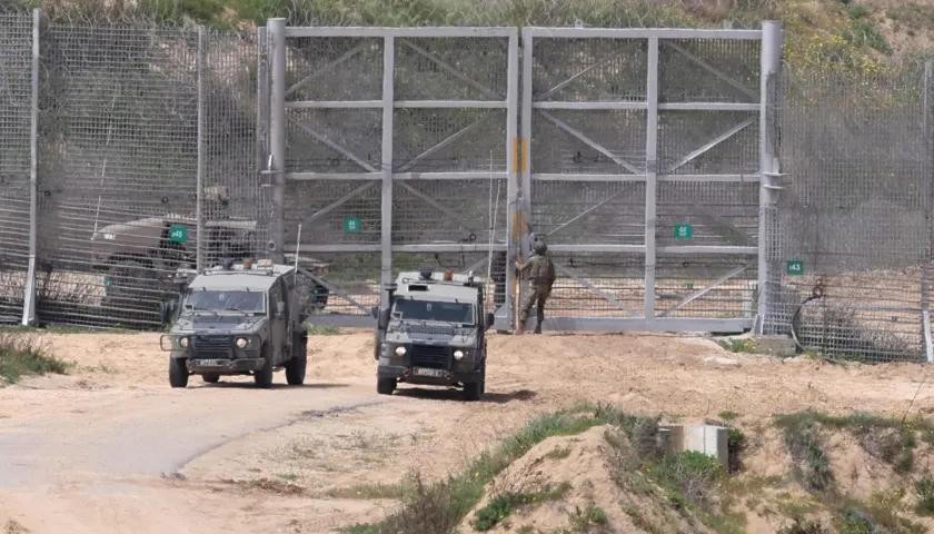 Imagen de archivo de soldados israelíes con vehículos militares en la valla fronteriza con la Franja de Gaza