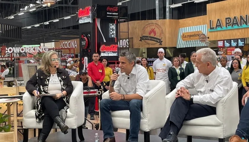 El presidente del Grupo Éxito, Carlos Calleja, y el gerente general, Carlos Mario Giraldo, en la rueda de prensa sobre 'Precio insuperable'.