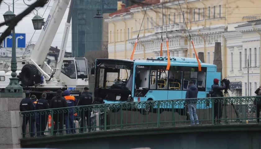 Momento en que era sacado del río el bus. 