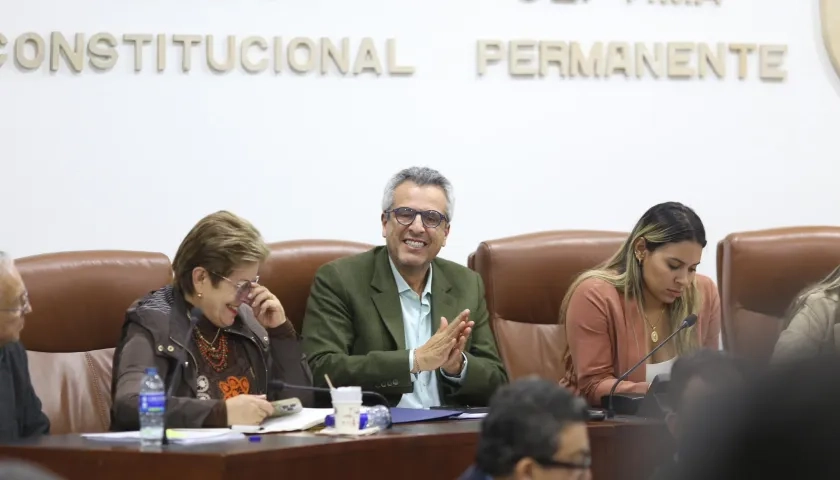 El ministro de Trabajo, Gloria Inés Ramírez, y el ministro de Interior, Luis Fernando Velasco, en la Comisión Séptima de la Cámara.