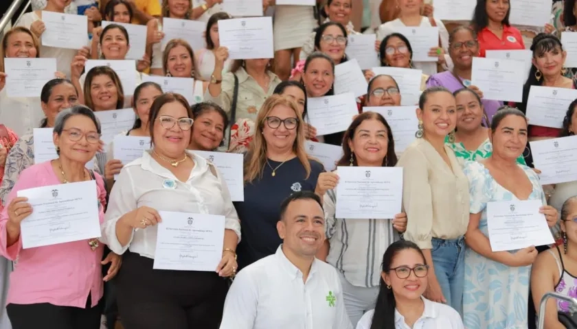 La entrega de certificados a los primeros 100 cuidadores de personas con discapacidad y adultos mayores