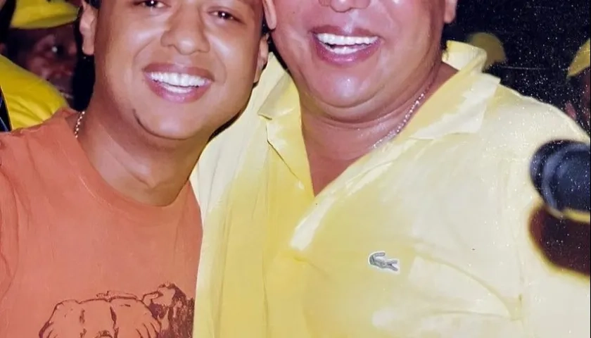 Rafael Santos junto a su padre Diomedes Díaz.