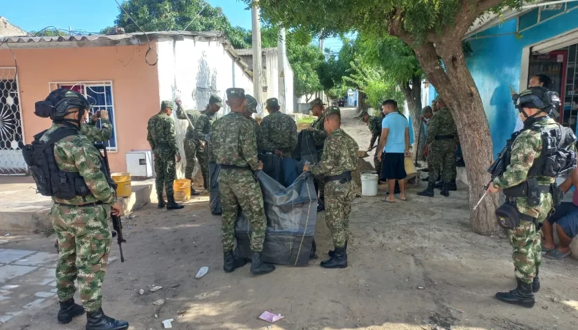 Ejército en las labores en el barrio Villa Merly. 