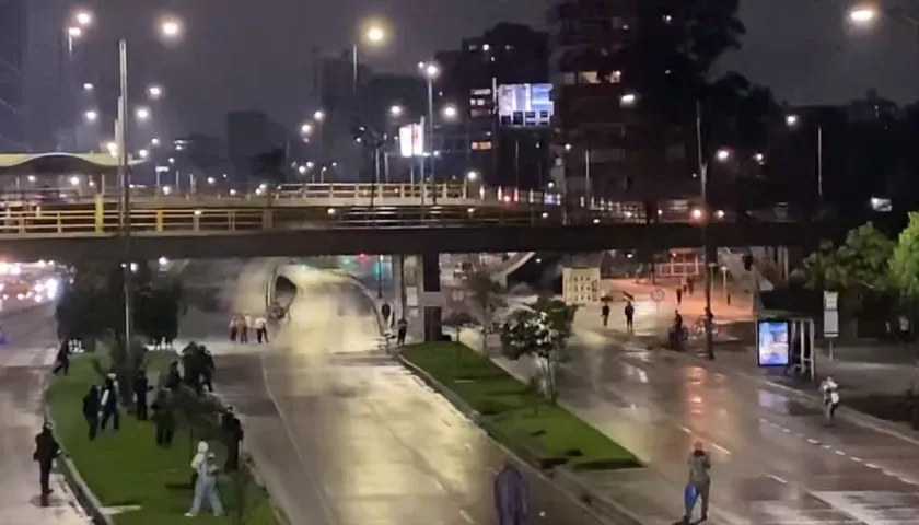 Encapuchados enfrentándose a la Policía. 