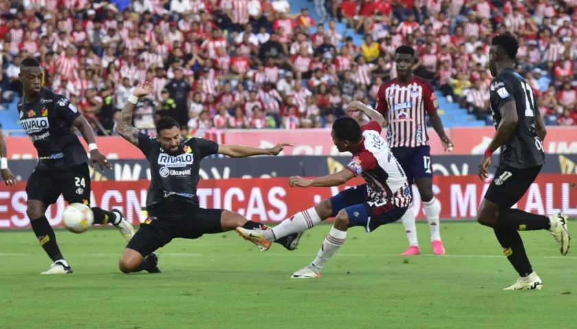 El gol de Carlos Bacca para el 3-1 ante Deportivo Pereira, tras la derrota del equipo tiburón este domingo en el Metropolitano