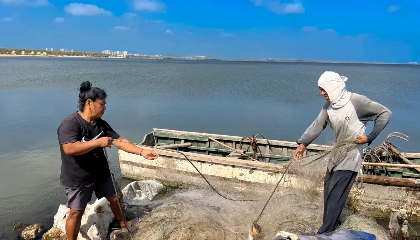 Ana Suárez y su hijo Ricardo en su faena en Puerto Mocho. 