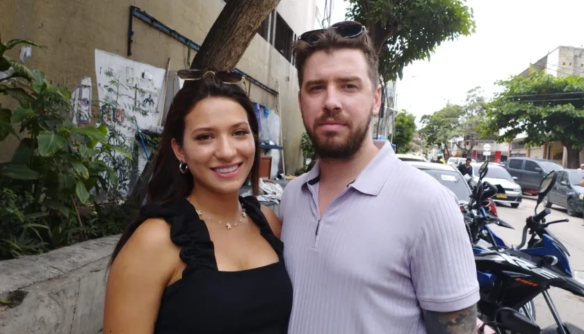 Paola y Vincent al presentar la denuncia en la Fiscalía en Barranquilla