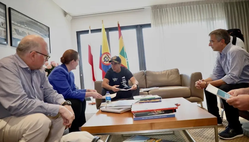 Aspecto de la reunión del alcalde Alex Char con representantes de la Copenhaguen Infrastructure Partners.