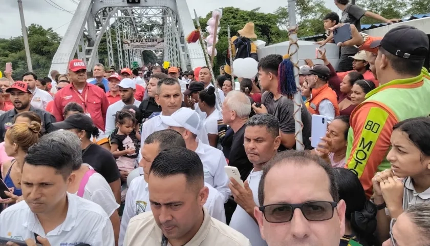 Decenas de personas se hicieron presentes en la reapertura del puente La Unión