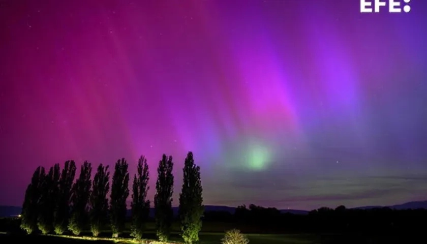 Vista de la aurora boreal vista durante la noche del viernes en Daillens, Suiza.