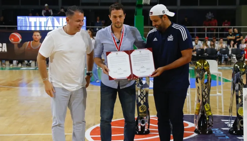 El homenajeado Gianluca Bacci con los diputados Harry Canedo y Estéfano González. 