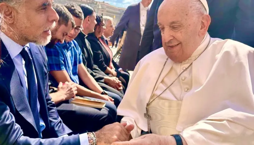 El embajador ante la FAO, Armando Benedetti, recibe la bendición del Papa.