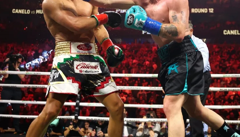 La derecha de 'Canelo' Álvarez entra plena en el rostro de Jaime Mungía. 