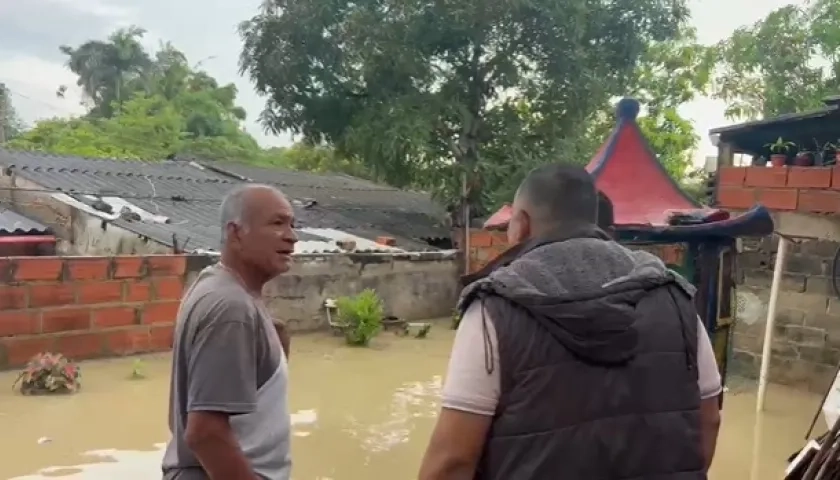 Uno de los damnificados enseña las inundaciones en su vivienda