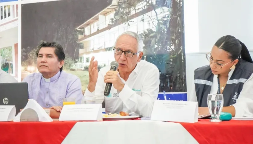 El ministro de Salud, Guillermo Alfonso Jaramillo, en una reunión que presidió en el Valle del Cauca