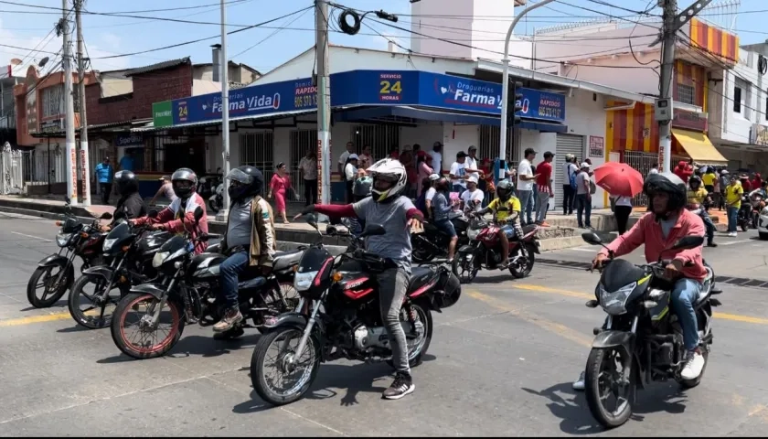 Motociclistas marcharon por el derecho al trabajo.