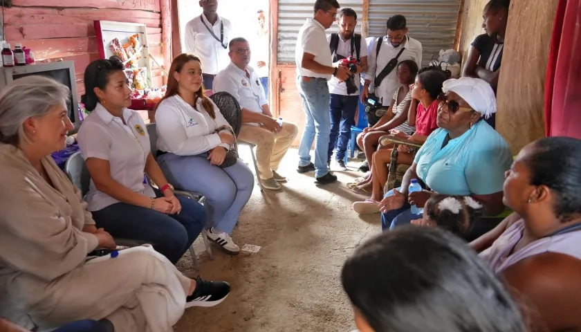 La ministra Catalina Velasco con una familia beneficiaria del programa 'Cambia mi casa' del barrio Villa Hermosa de Cartagena