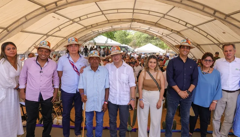 El Presidente Petro y varios de los aliados de 'Misión Guajira'