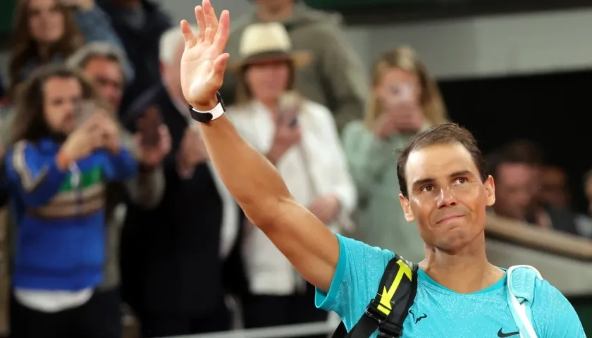 Rafel Nadal se despide del público tras su derrota ante Zverev. 