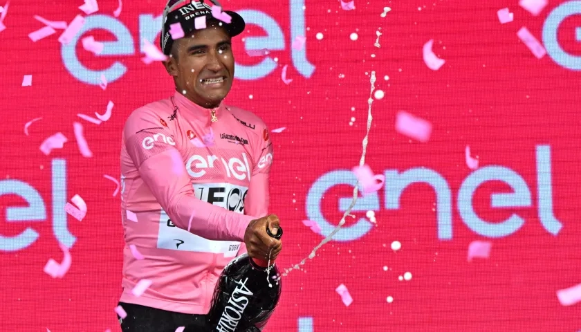 El ecuatoriano Jhonatan Narváez, con la maglia rosa tras ganar la primera etapa.