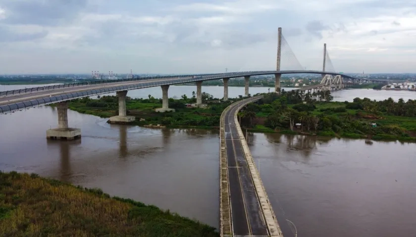 El nuevo y moderno puente Pumarejo inaugurado en el 2019, y al lado, la vieja estructura dada al servicio en 1974.