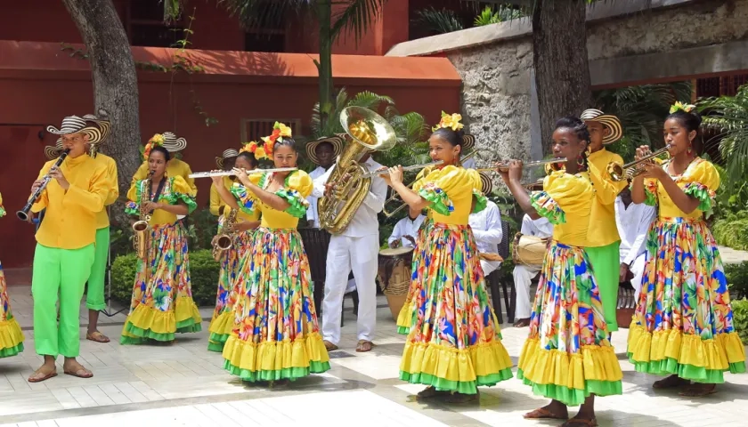 Niños afrodescendientes interpretando ritmos del Caribe colombiano.