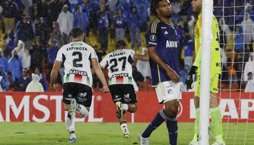 Junior Marabel (27) festeja el gol que le dio el empate a Palestino y sentenció la eliminación de Millonarios. 