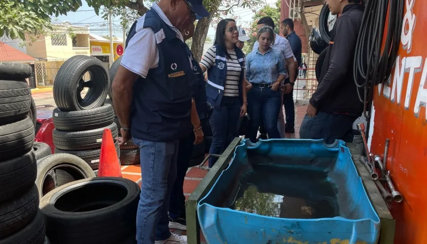 Hay que evitar la acumulación de agua porque se convierten en criadero de mosquitos transmisores del dengue