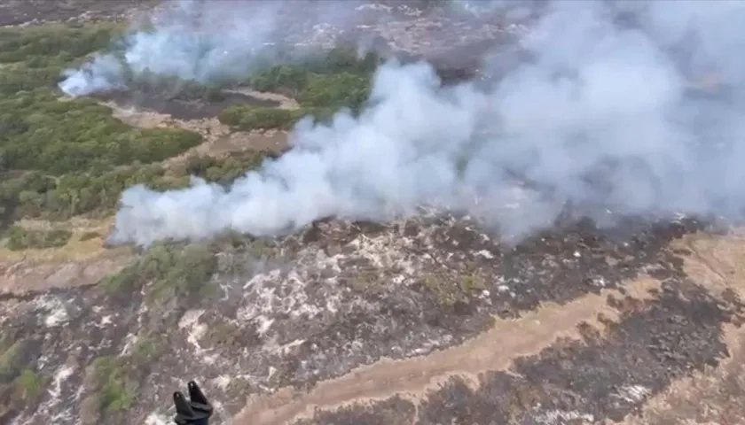 El incendio en el parque Isla Salamanca completa tres días.