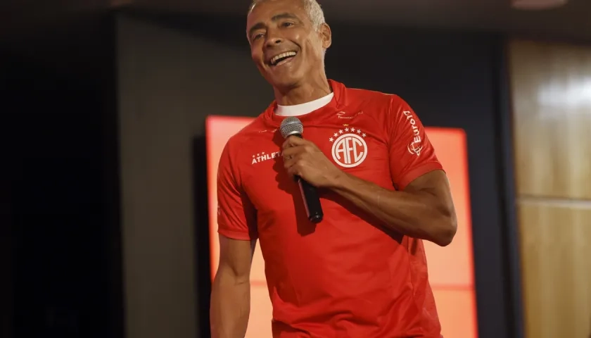 Romario con la camiseta del América de Río de Janeiro, club en el que juega y es presidente. 