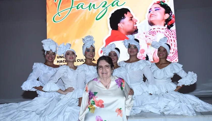 Presidenta de la Sala General de Unisimón, Ana Bolívar de Consuegra, junto a las bailarinas del grupo de danza.