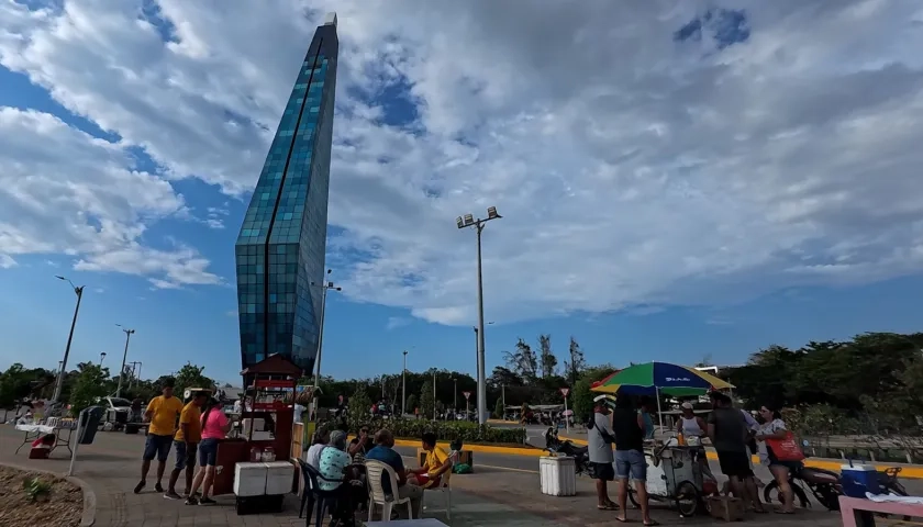 El caos y el desorden en los alrededores del faro más grande de América Latina es palpable en esta imagen