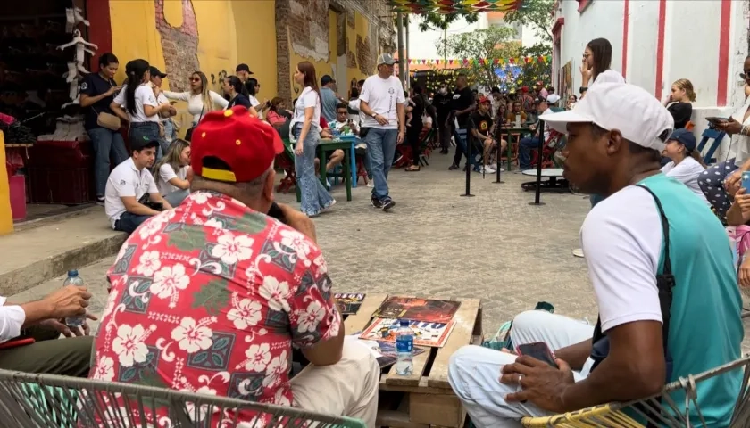 Conversatorio sobre salsa en el ‘Callejón ‘Policarpa’.