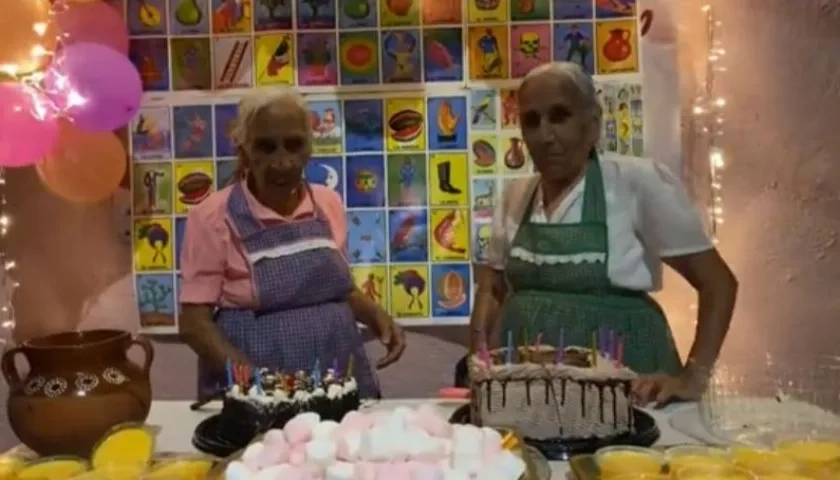 Abuelitas celebrando su cumpleaños.