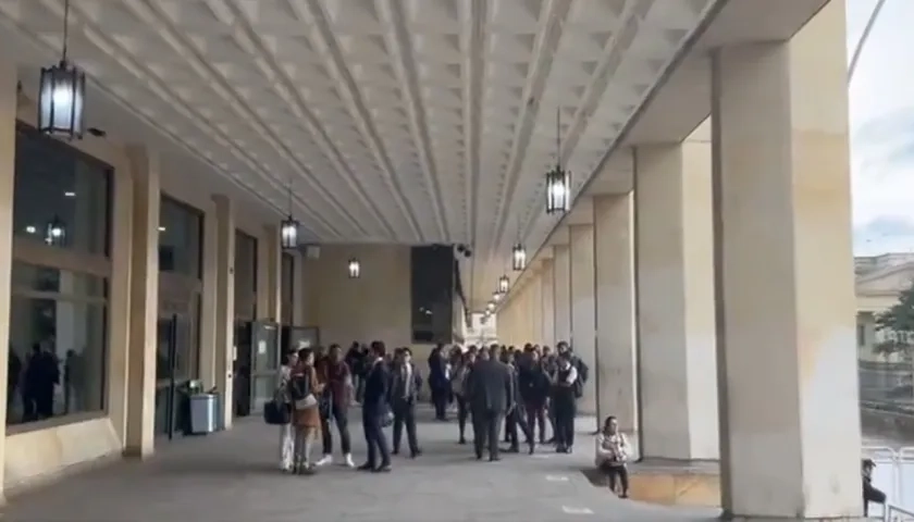 Personas evacuando edificio del Congreso.