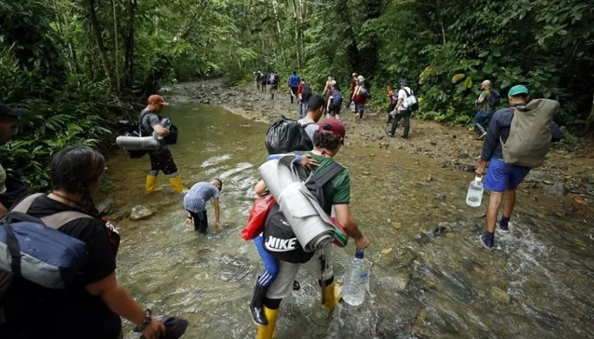 Paso de migrantes por la selva del Darién