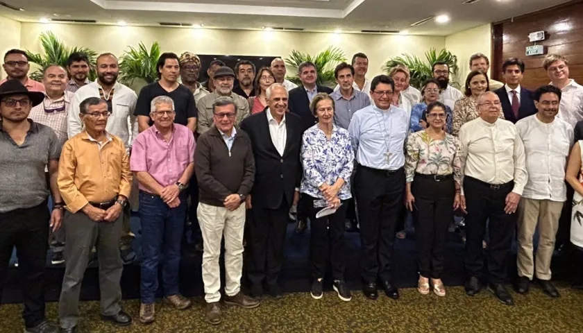 La delegación del Gobierno y del ELN en la reunión de mayo en Caracas