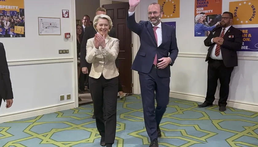 La presidenta de la Comisión Europea y candidata del PPE, Ursula von der Leyen, junto al presidente del partido Manfred Weber.