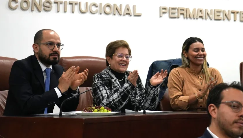 Gloria Inés Ramírez, Ministra del Trabajo (centro), celebra la aprobación, en primer debate, de la Reforma Laboral.