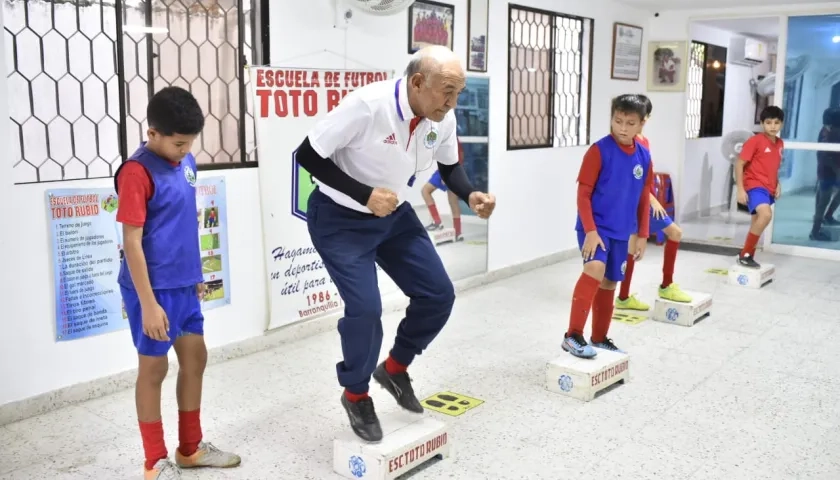 Jesús 'Toto' Rubio, en plena labor con los niños de su escuela, en el inmueble entregado por la SAE.